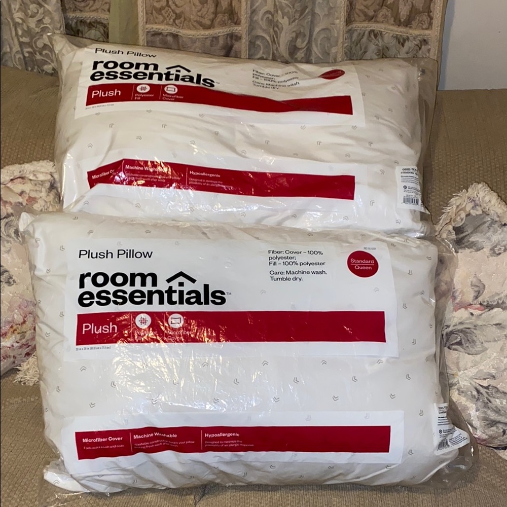 🤍NWT Target Room Essentials Set of Two Plush Pillows